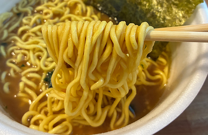 超大盛りスーパーカップ 横浜家系豚骨醤油ラーメ