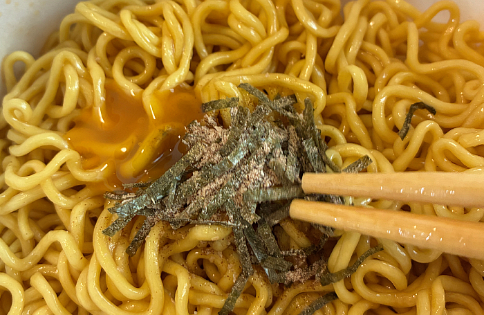植物油脂、糖類、しょうゆ、発酵調味料、食塩、ポークエキス、チキンエキス、たん白加水分解物、還元水飴、魚介調味料、鶏油、しょうゆ加工品、チキン調味料、卵黄油、卵黄、コンブエキス）、ふりかけ（ぶどう糖、カツオブシパウダー、焼のり、全卵粉