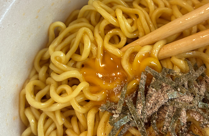 植物油脂、糖類、しょうゆ、発酵調味料、食塩、ポークエキス、チキンエキス、たん白加水分解物、還元水飴、魚介調味料、鶏油、しょうゆ加工品、チキン調味料、卵黄油、卵黄、コンブエキス）、ふりかけ（ぶどう糖、カツオブシパウダー、焼のり、全卵粉