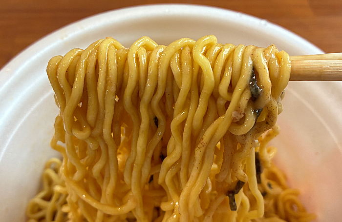 植物油脂、糖類、しょうゆ、発酵調味料、食塩、ポークエキス、チキンエキス、たん白加水分解物、還元水飴、魚介調味料、鶏油、しょうゆ加工品、チキン調味料、卵黄油、卵黄、コンブエキス）、ふりかけ（ぶどう糖、カツオブシパウダー、焼のり、全卵粉