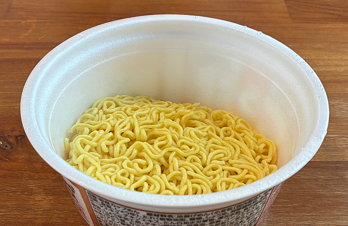 植物油脂、糖類、しょうゆ、発酵調味料、食塩、ポークエキス、チキンエキス、たん白加水分解物、還元水飴、魚介調味料、鶏油、しょうゆ加工品、チキン調味料、卵黄油、卵黄、コンブエキス）、ふりかけ（ぶどう糖、カツオブシパウダー、焼のり、全卵粉