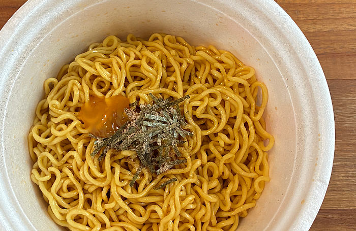 植物油脂、糖類、しょうゆ、発酵調味料、食塩、ポークエキス、チキンエキス、たん白加水分解物、還元水飴、魚介調味料、鶏油、しょうゆ加工品、チキン調味料、卵黄油、卵黄、コンブエキス）、ふりかけ（ぶどう糖、カツオブシパウダー、焼のり、全卵粉