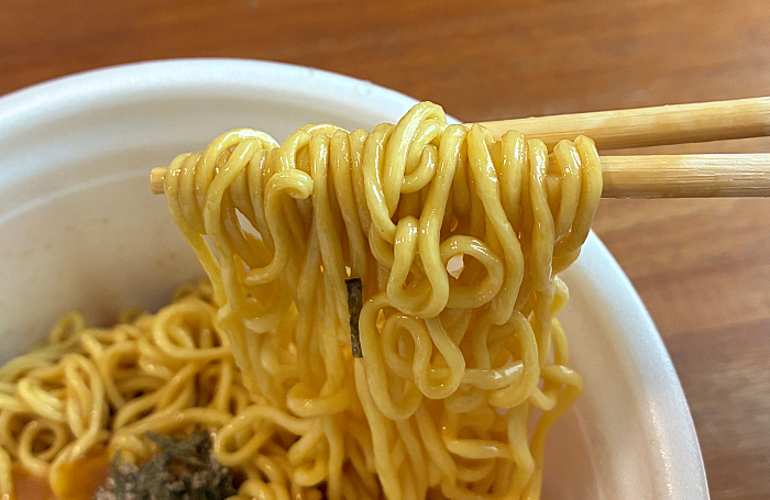 植物油脂、糖類、しょうゆ、発酵調味料、食塩、ポークエキス、チキンエキス、たん白加水分解物、還元水飴、魚介調味料、鶏油、しょうゆ加工品、チキン調味料、卵黄油、卵黄、コンブエキス）、ふりかけ（ぶどう糖、カツオブシパウダー、焼のり、全卵粉