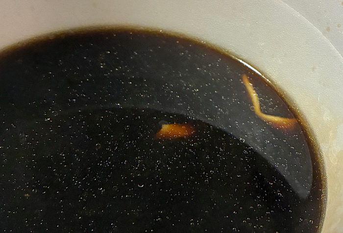 日清のBLACKどん兵衛 黒きつねうどん 粗挽き黒胡椒と濃厚黒醤油スープ