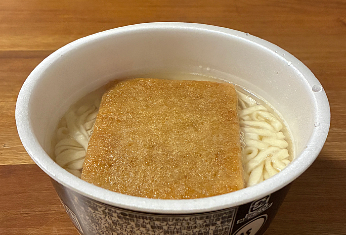 日清のBLACKどん兵衛 黒きつねうどん 粗挽き黒胡椒と濃厚黒醤油スープ