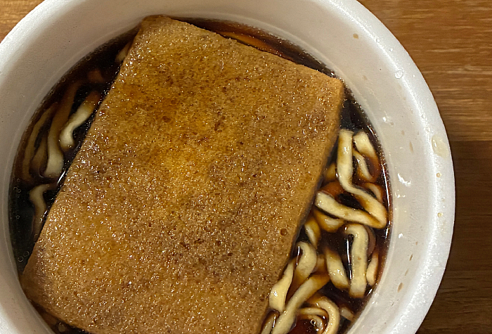 日清のBLACKどん兵衛 黒きつねうどん 粗挽き黒胡椒と濃厚黒醤油スープ