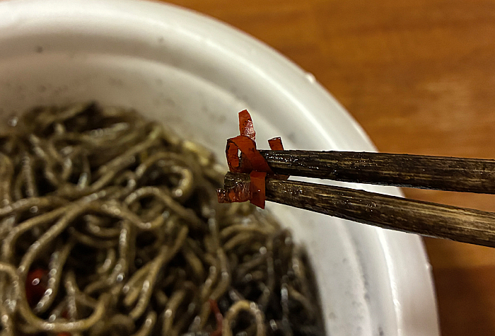 日清焼そばBLACK U.F.O. 黒焼そば 焦がしにんにく香るイカスミソース