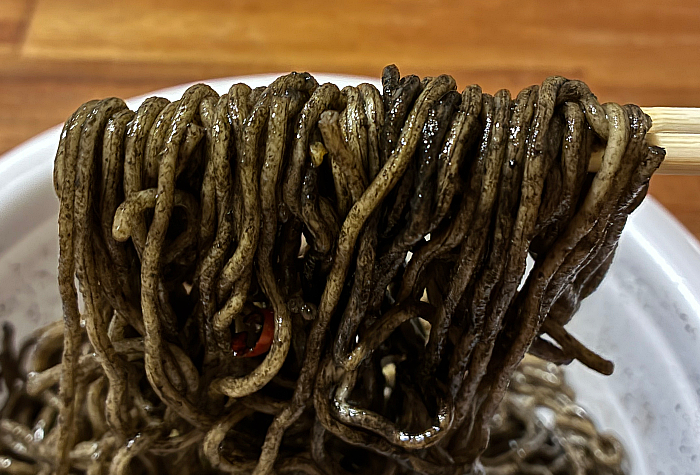 日清焼そばBLACK U.F.O. 黒焼そば 焦がしにんにく香るイカスミソース