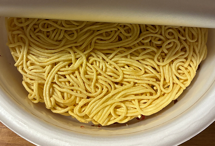 日清焼そばBLACK U.F.O. 黒焼そば 焦がしにんにく香るイカスミソース