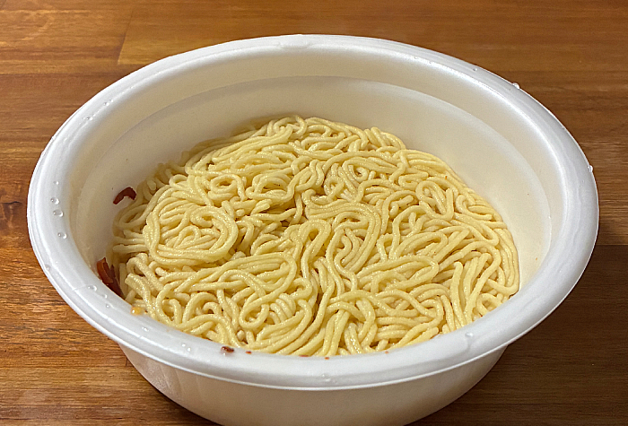 日清焼そばBLACK U.F.O. 黒焼そば 焦がしにんにく香るイカスミソース