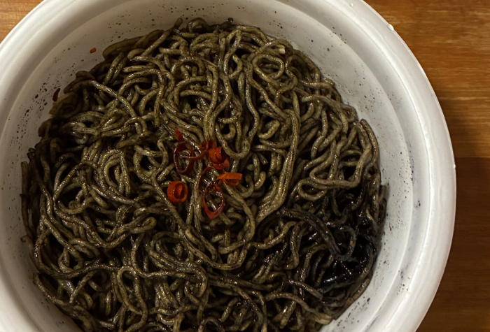 日清焼そばBLACK U.F.O. 黒焼そば 焦がしにんにく香るイカスミソース