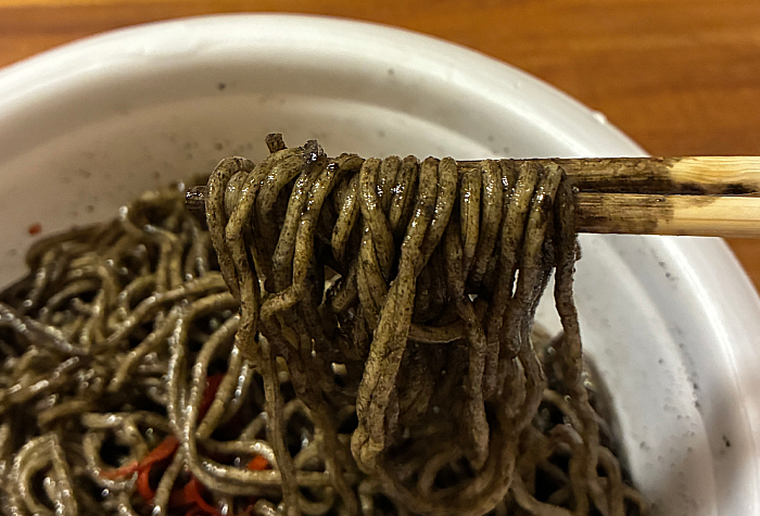 日清焼そばBLACK U.F.O. 黒焼そば 焦がしにんにく香るイカスミソース