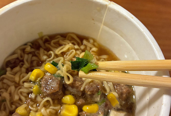 カップヌードル 謎肉ガーリックペッパー ビッグ