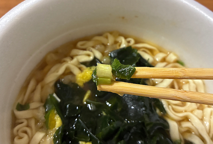 ファミリーマート 北海道産昆布だし使用わかめうどん