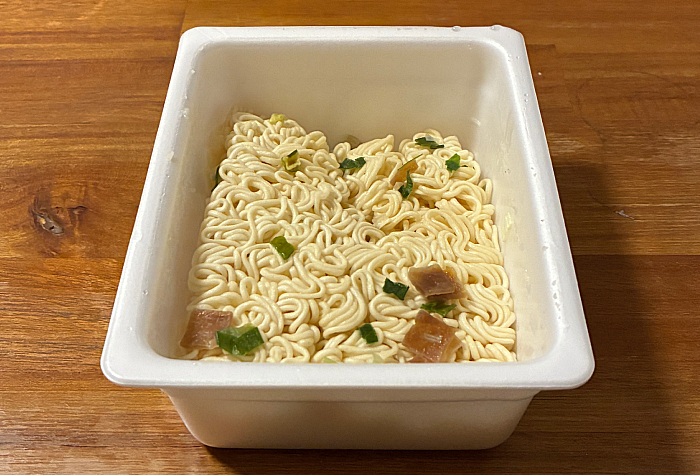 ペヤング 博多豚骨辛味噌やきそば