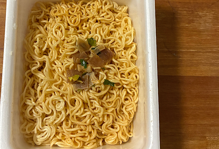 ペヤング 博多豚骨辛味噌やきそば