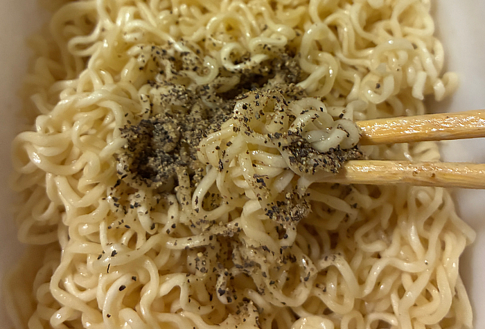 ペヤング 贅香トリュフテイストやきそば