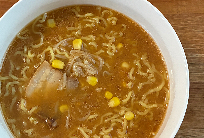 赤味噌のコクと香味野菜の香り具付き味噌ラーメン
