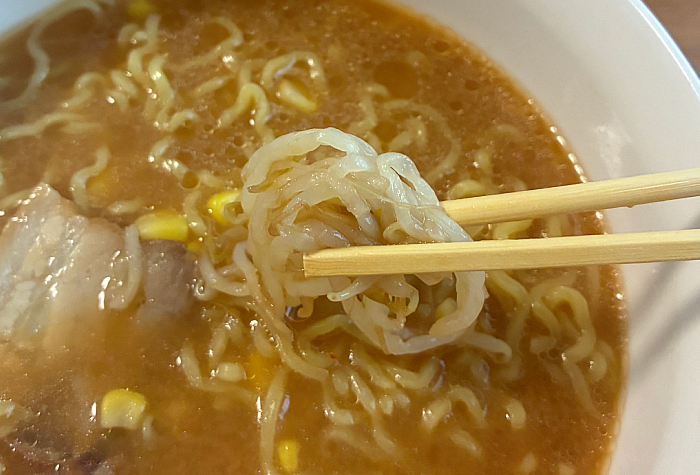 赤味噌のコクと香味野菜の香り具付き味噌ラーメン