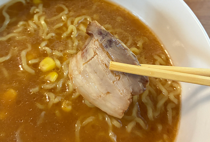 赤味噌のコクと香味野菜の香り具付き味噌ラーメン