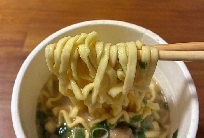 麺神カップ 鴨だし白湯ラーメン