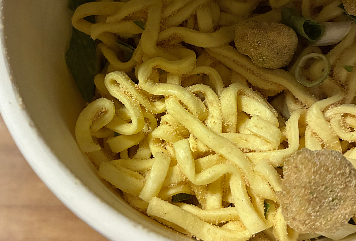 麺神カップ 鴨だし白湯ラーメン