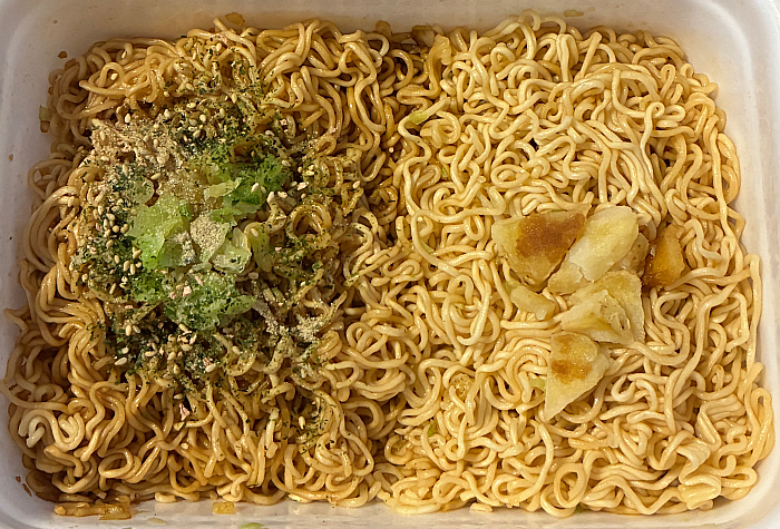 ペヤング 超大盛やきそばハーフ&ハーフコンソメ