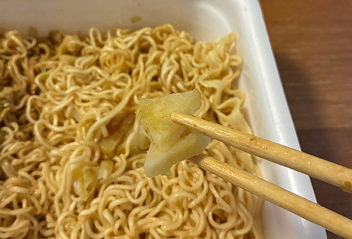 ペヤング 超大盛やきそばハーフ&ハーフコンソメ