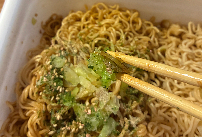 ペヤング 超大盛やきそばハーフ&ハーフコンソメ