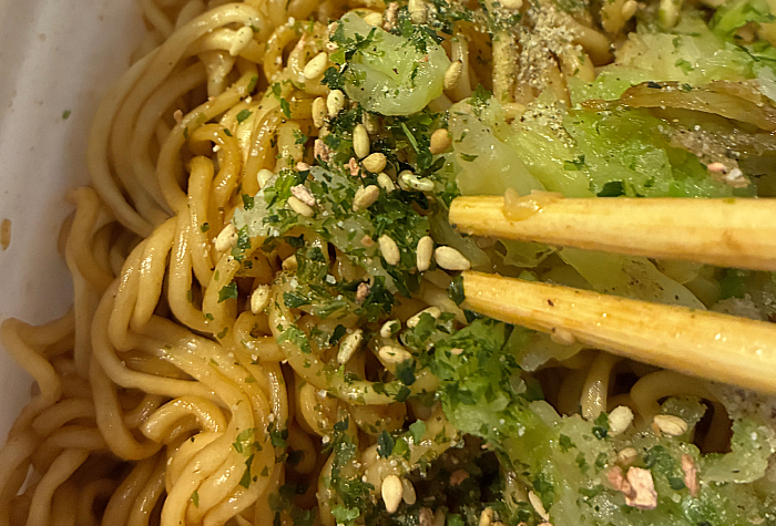 ペヤング 超大盛やきそばハーフ&ハーフコンソメ