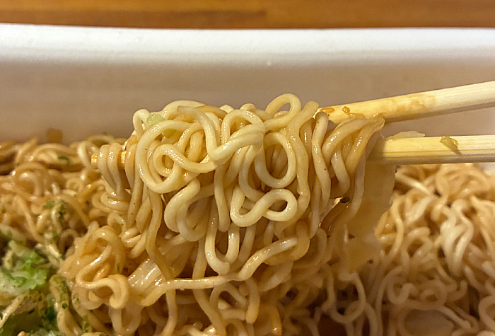 ペヤング 超大盛やきそばハーフ&ハーフコンソメ