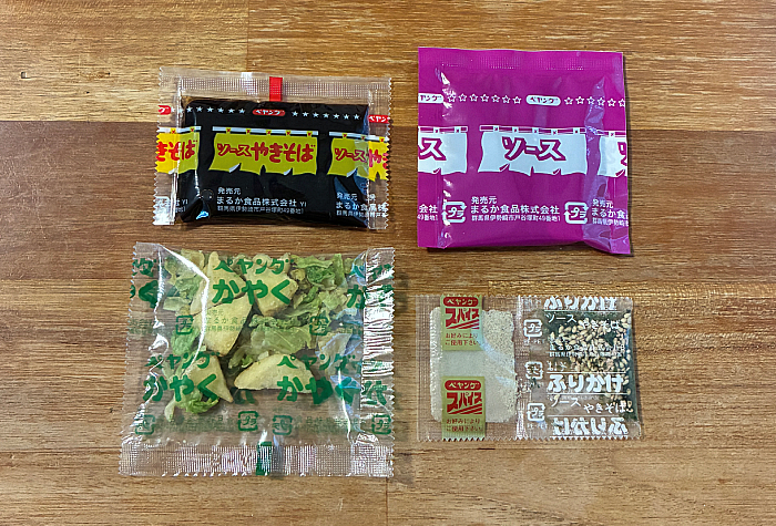 ペヤング 超大盛やきそばハーフ&ハーフコンソメ