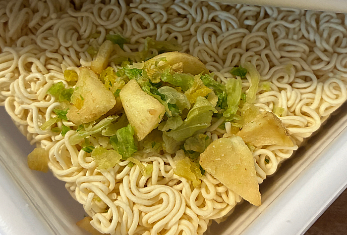 ペヤング 超大盛やきそばハーフ&ハーフコンソメ