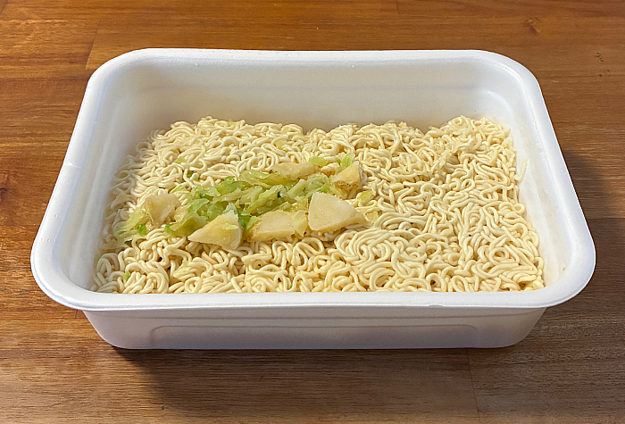 ペヤング 超大盛やきそばハーフ&ハーフコンソメ