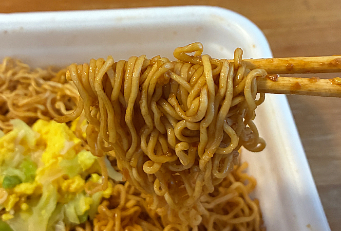 ペヤング 超大盛デミオムやきそば