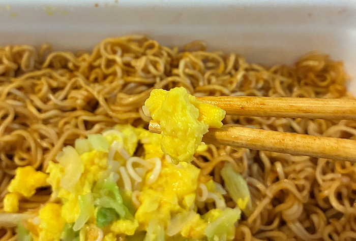 ペヤング 超大盛デミオムやきそば