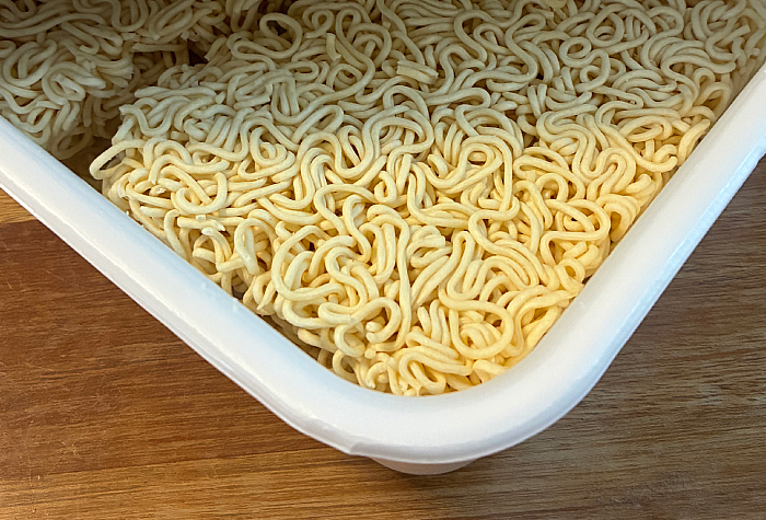 ペヤング 超大盛デミオムやきそば