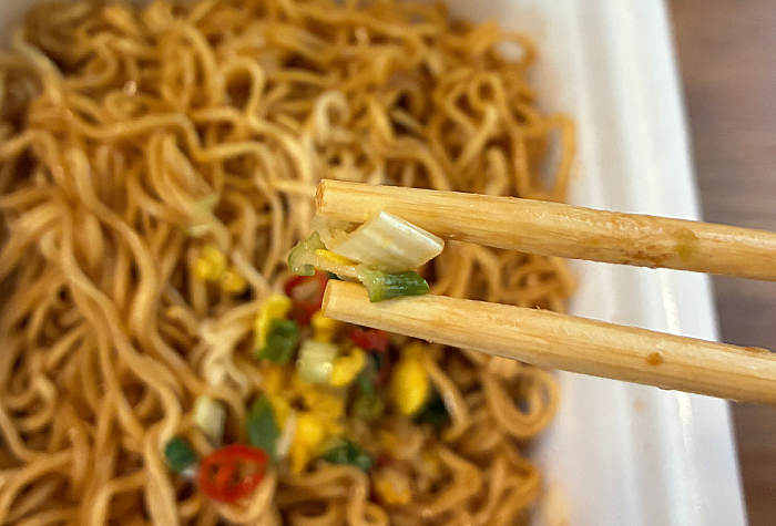 ペヤング やきそば葱油拌麺（ツォンヨウバンミェン）