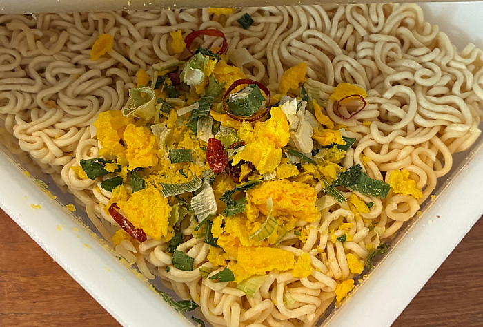 ペヤング やきそば葱油拌麺（ツォンヨウバンミェン）