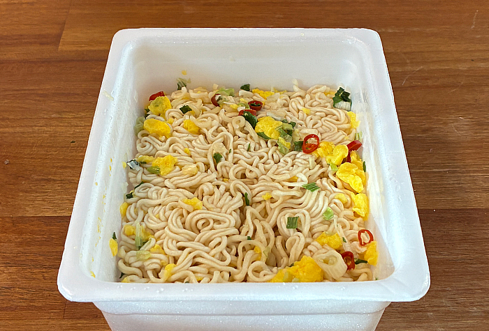 ペヤング やきそば葱油拌麺（ツォンヨウバンミェン）
