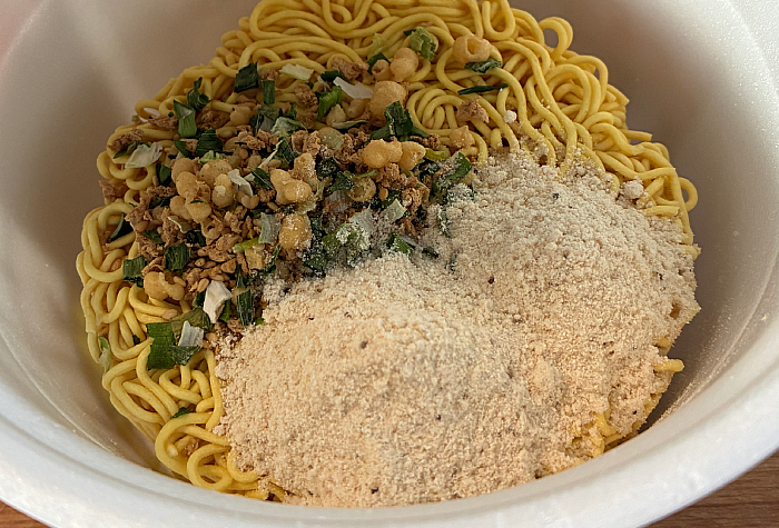 スーパーカップ超大盛り×ROF‐MAO 特まろ豚骨ラーメン