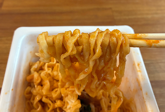 ペヤング 力麺ニンニクにら味噌味うどん