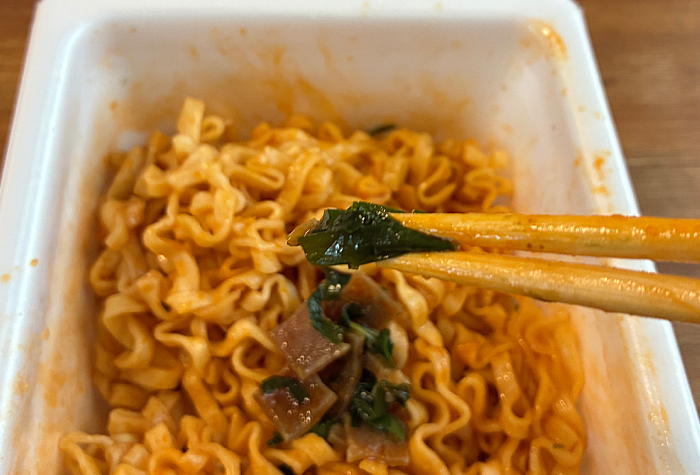 ペヤング 力麺ニンニクにら味噌味うどん