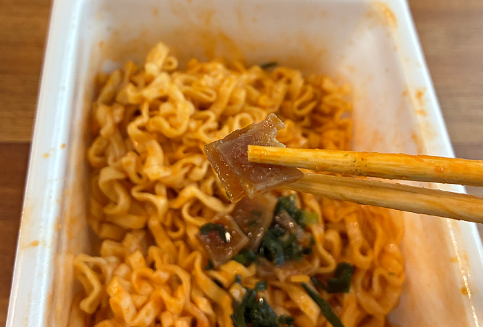 ペヤング 力麺ニンニクにら味噌味うどん
