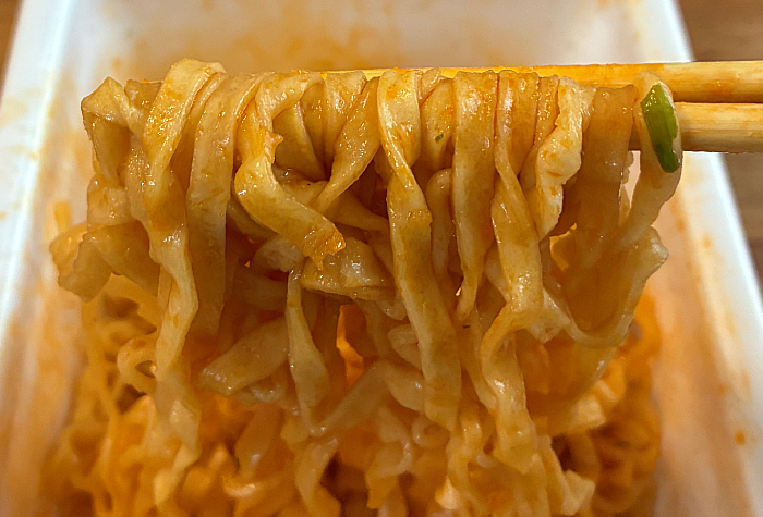ペヤング 力麺ニンニクにら味噌味うどん