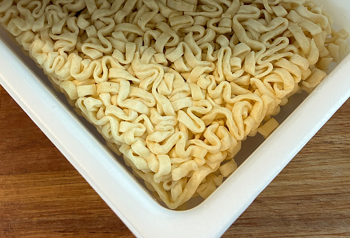 ペヤング 力麺ニンニクにら味噌味うどん