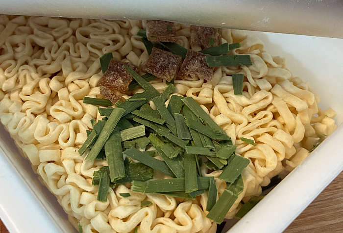ペヤング 力麺ニンニクにら味噌味うどん