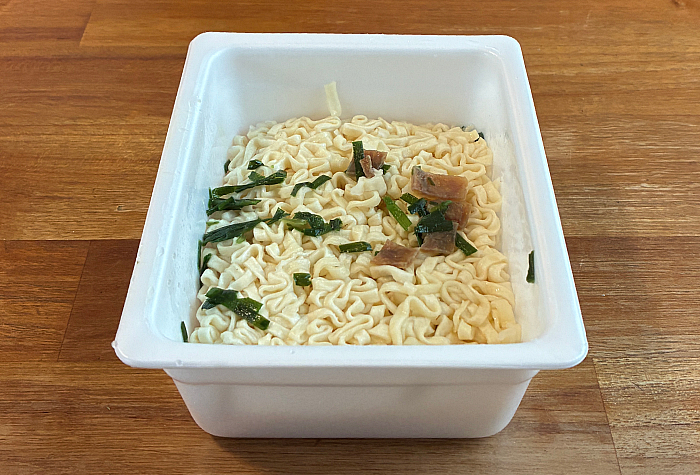 ペヤング 力麺ニンニクにら味噌味うどん
