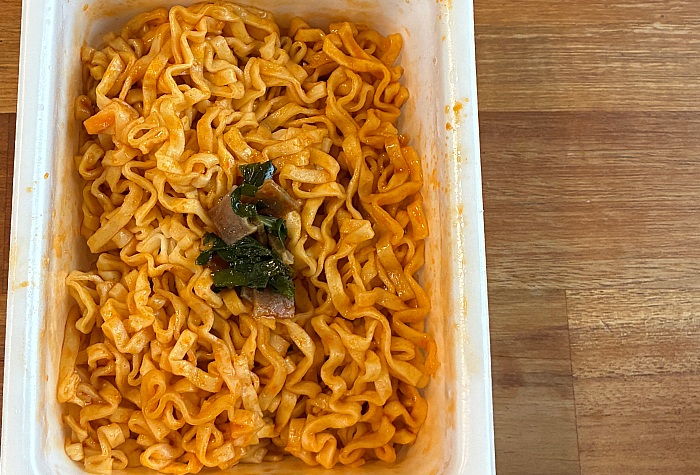 ペヤング 力麺ニンニクにら味噌味うどん