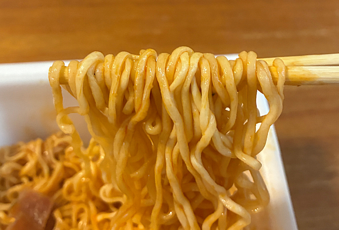 ペヤング 力麺ニンニクにら醤油味やきそば